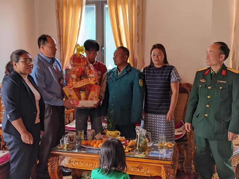 Lãnh đạo cấp ủy, chính quyền xã Đạ Nhim đến thăm, tặng quà, động viên thanh niên xã chuẩn bị lên đường nhập ngũ