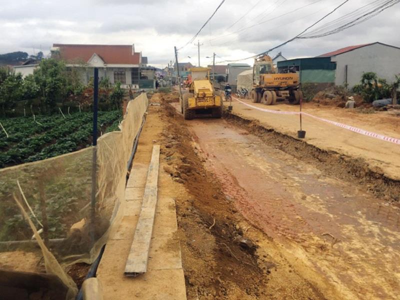 Đơn vị thi công đang khẩn trương giải phóng mặt bằng, đẩy nhanh tiến độ thi công đường Duy Tân - thị trấn Lạc Dương