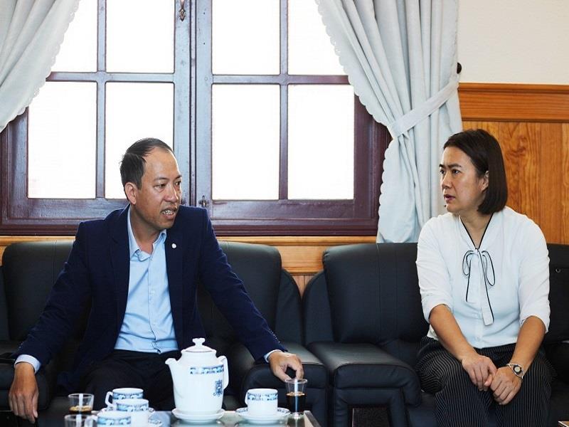 Ông Sử Thanh Hoài - Bí thư Huyện uỷ Lạc Dương và bà bà Đinh Anh Minh - Uỷ viên Ban chấp VJBA, Giám đốc Công ty Aikai Group.