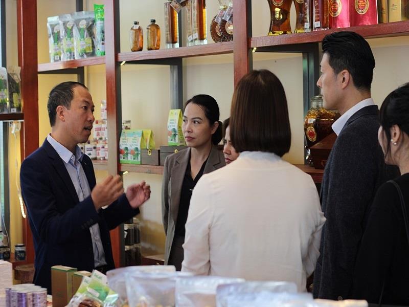 Ông Sử Thanh Hoài tiếp thị sản phẩm OCOP huyện Lạc Dương với doanh nghiệp Nhật Bản.