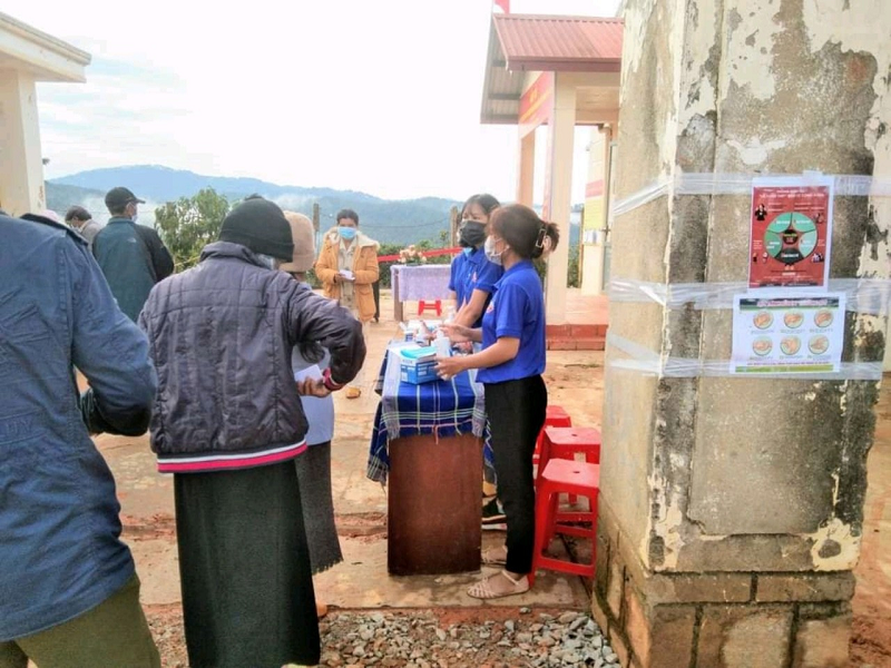 Đoàn viên thanh niên xã Đạ Sar hỗ trợ, hướng dẫn người dân kiểm tra thân nhiệt, rửa tay sát khuẩn khi đến tiêm vắc xin