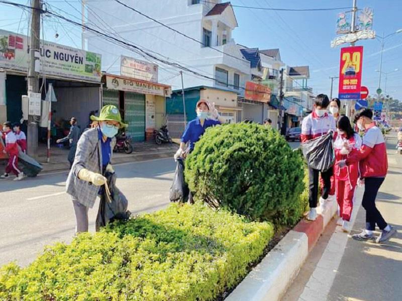 Đoàn viên, thanh niên thị trấn Lạc Dương ra quân dọn dẹp các tuyến đường thanh niên tự quản “Xanh - sạch - đẹp - an toàn”