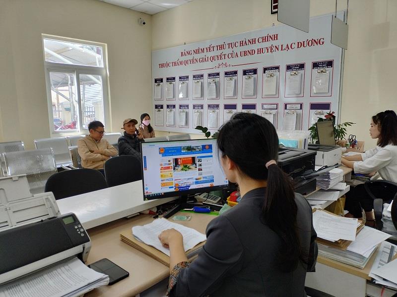 Cán bộ, công chức, viên chức huyện Lạc Dương tích cực thực hiện cải cách hành chính, chuyển đổi số trong giải quyết công việc
