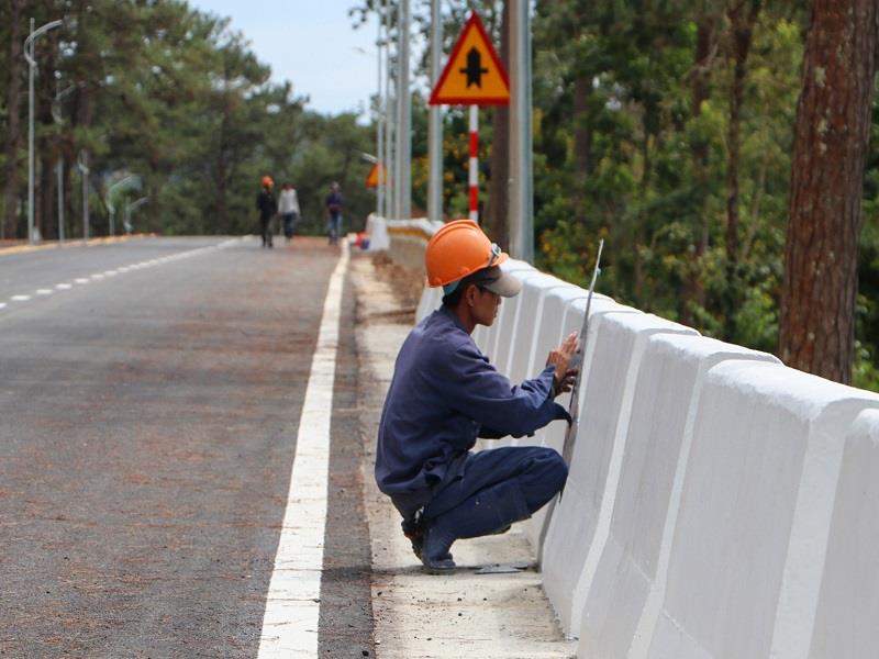 Những công đoạn cuối cùng mang tính trang trí ở đoạn cuối, dự kiến thông tuyến vào ngày 14/12 đã được công nhân hoàn thành vào tuần trước