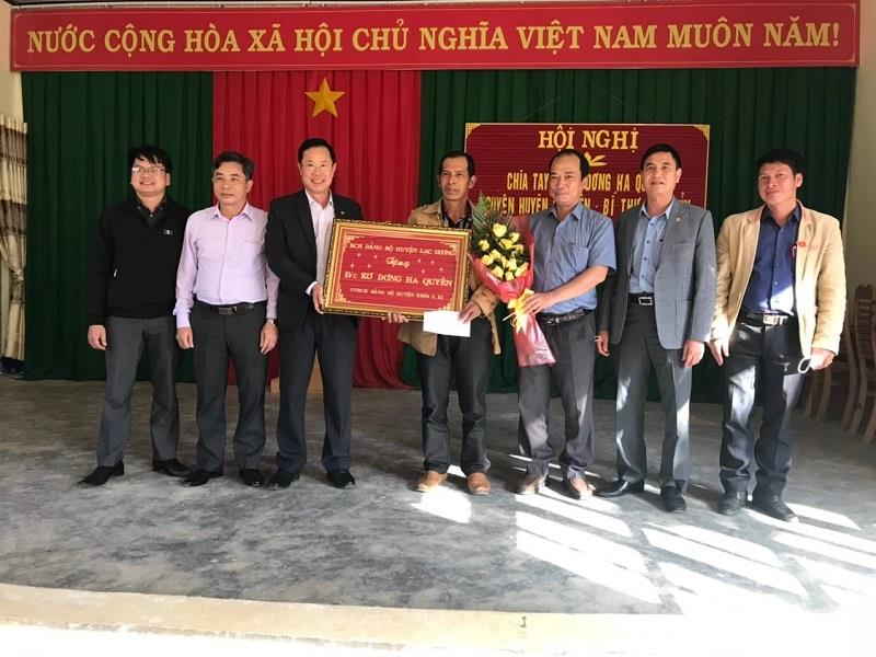 Đồng chí Phạm Triều - Bí thư Huyện ủy, Chủ tịch HĐND huyện (trái giữa ảnh) cùng các đồng chí lãnh đạo huyện và xã tặng quà chia tay đồng chí Kơ Đơng Ha Quyên