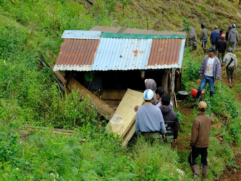 Thực hiện tháo dỡ các chòi xây dựng trái phép trên đất lâm nghiệp