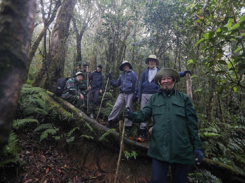 Các đồng chí trong Thường trực Tỉnh uỷ di chuyển trên cung đường du lịch sinh thái dài 17 km; trong đó, có 11 km đi bộ trong rừng, Vườn Quốc gia Bidoup - Núi Bà