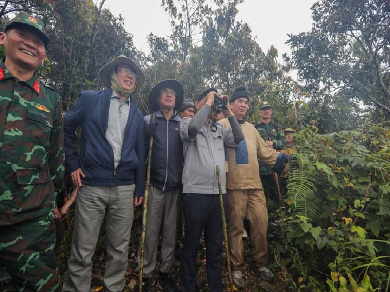 Các đồng chí trong Thường trực Tỉnh uỷ di chuyển trên cung đường du lịch sinh thái dài 17 km; trong đó, có 11 km đi bộ trong rừng, Vườn Quốc gia Bidoup - Núi Bà