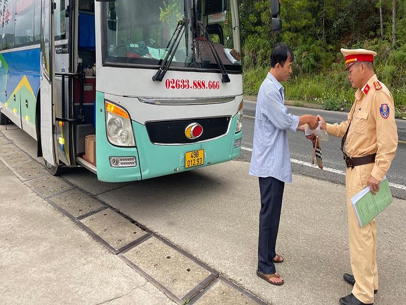 CSGT Công an tỉnh kiểm tra ô tô vận chuyển hành khách lưu thông trên tuyến quốc lộ