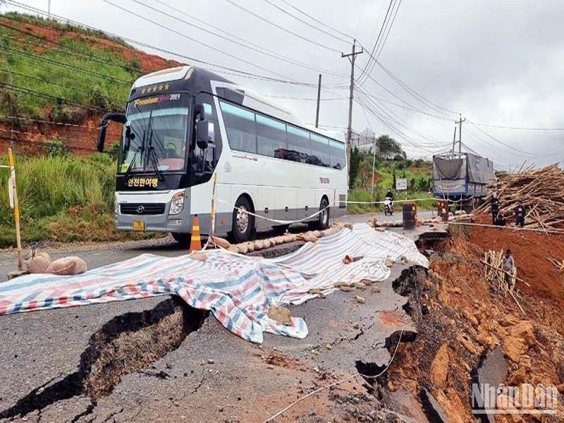 Một vị trí sạt lở nghiêm trọng trên tuyến quốc lộ 27C, đoạn qua địa bàn xã Đạ Sar, huyện Lạc Dương, Lâm Đồng.