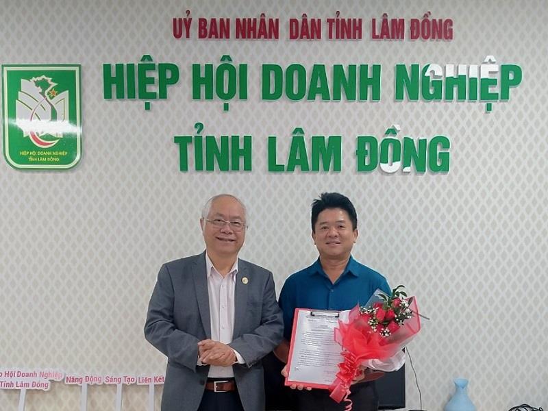 Ông Nguyễn Phục Quốc (phải) nhận quyết định bổ nhiệm chức danh Phó Chủ tịch Hiệp hội Doanh nghiệp tỉnh Lâm Đồng từ ông Đinh Minh Quý