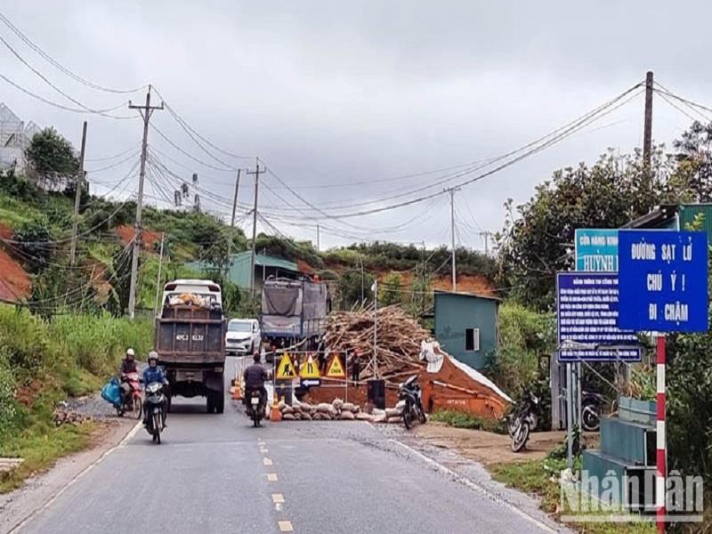 Vị trí sạt lở nghiêm trọng đoạn qua thôn 1, xã Đạ Sar, huyện Lạc Dương.