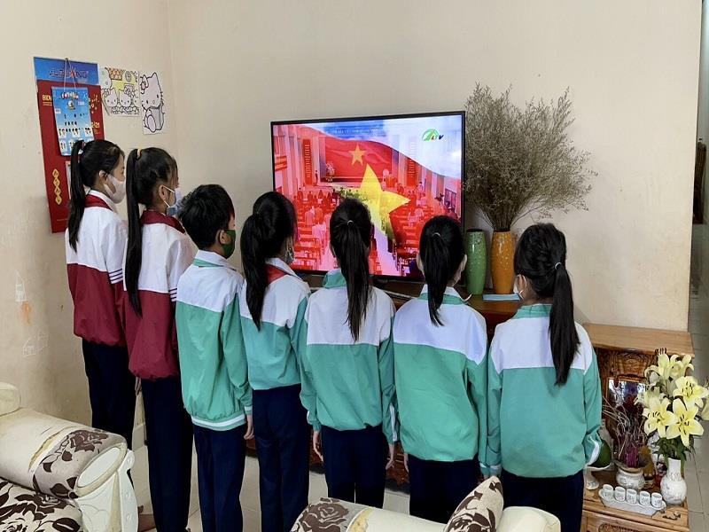 Các em học sinh Lạc Dương chào cờ qua sóng truyền hình nhân dịp khai giảng năm học mới 2021 - 2022