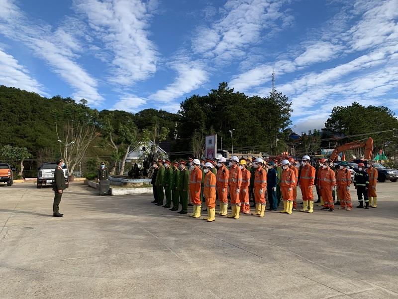 Đông đảo cán bộ, chiến sỹ lực lượng Công an tham dự lễ ra quân