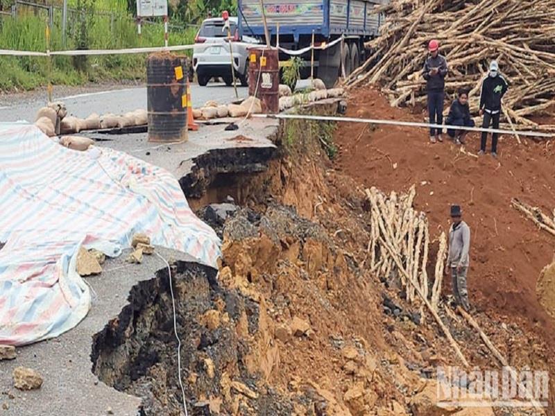 Đơn vị thi công đang tiến hành khắc phục sự cố sạt lở.