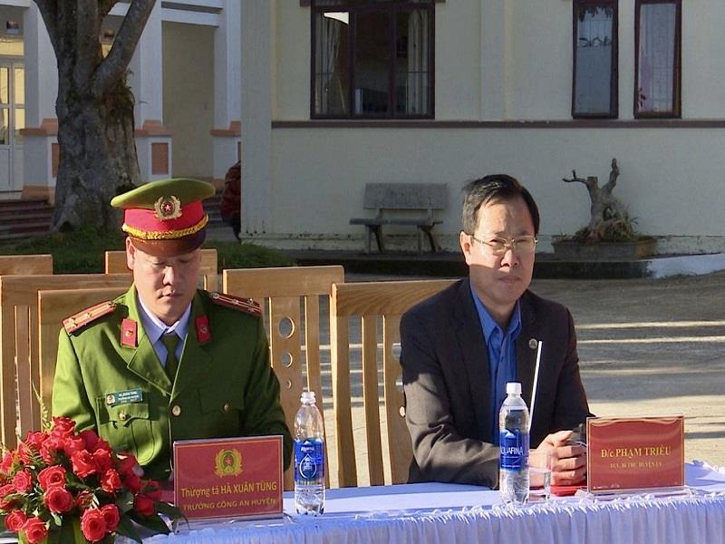 Đồng chí Phạm Triều - TUV, Bí thư Huyện ủy (phải ảnh) đến dự Lễ ra quân