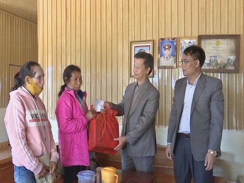 Đồng chí Nguyễn Tiến Dũng và đồng chí Ya Tiong (đứng thứ 3 và 4 phải ảnh) thăm, tặng quà người khuyết tật có hoàn cảnh đặc biệt khó khăn trên địa bàn huyện