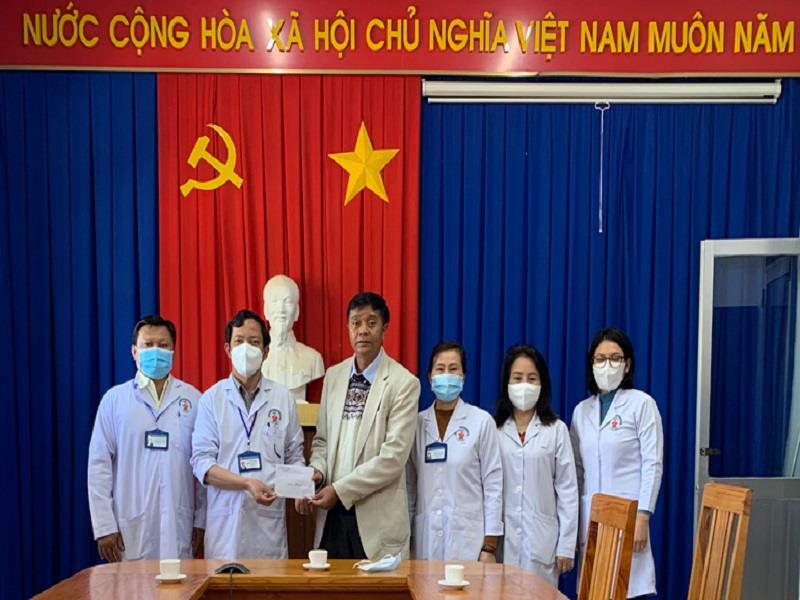 Đồng chí Cil Poh - Phó Chủ tịch UBND huyện Lạc Dương thăm và tặng quà cho cán bộ, nhân viên Trung tâm Y tế huyện