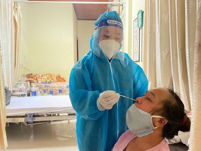 Cán bộ y tế lấy mẫu xét nghiệm SARS-CoV-2 cho bệnh nhân COVID-19 điều trị tại nhà ở TP Đà Lạt
