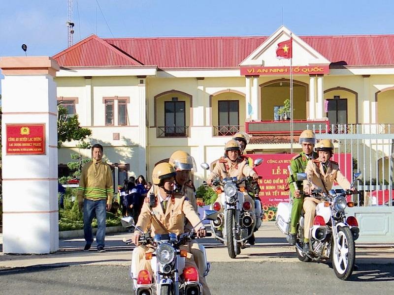 Diễu hành trên các tuyền đường chính tại thị trấn Lạc Dương