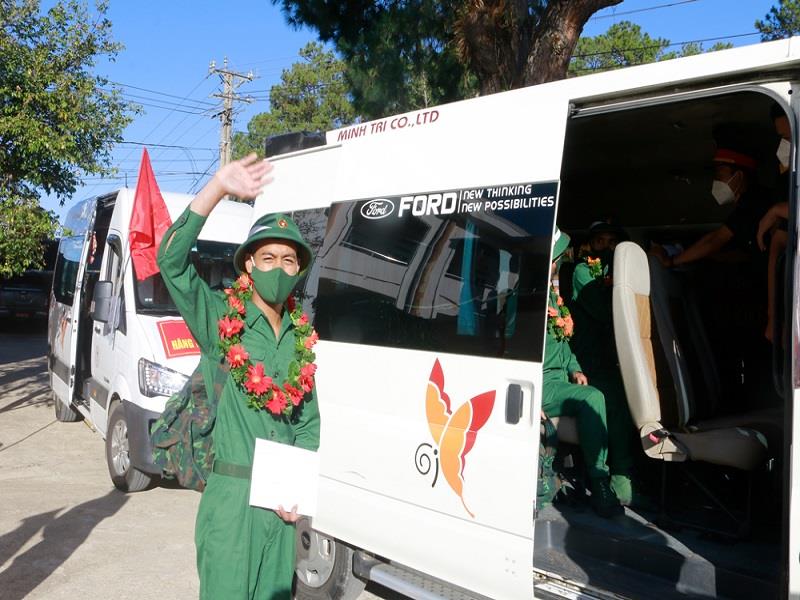 Tân binh chào tạm biệt người thân để lên đường làm nghĩa vụ quân sự