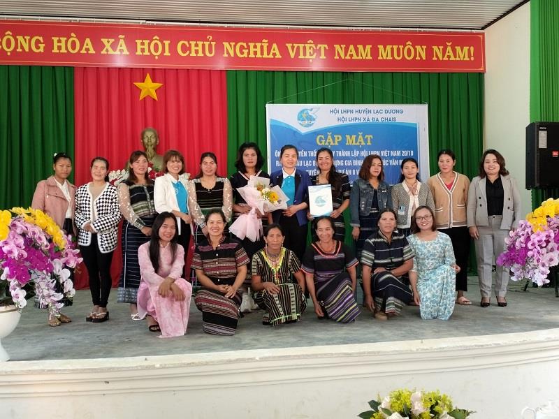 Chủ tịch Hội LHPN huyện (đứng thứ 7 từ trái sang) tặng hoa chúc mừng nhân dịp thành lập và ra mắt CLB “Xây dựng gia đình hạnh phúc văn minh” tại xã Đạ Chais