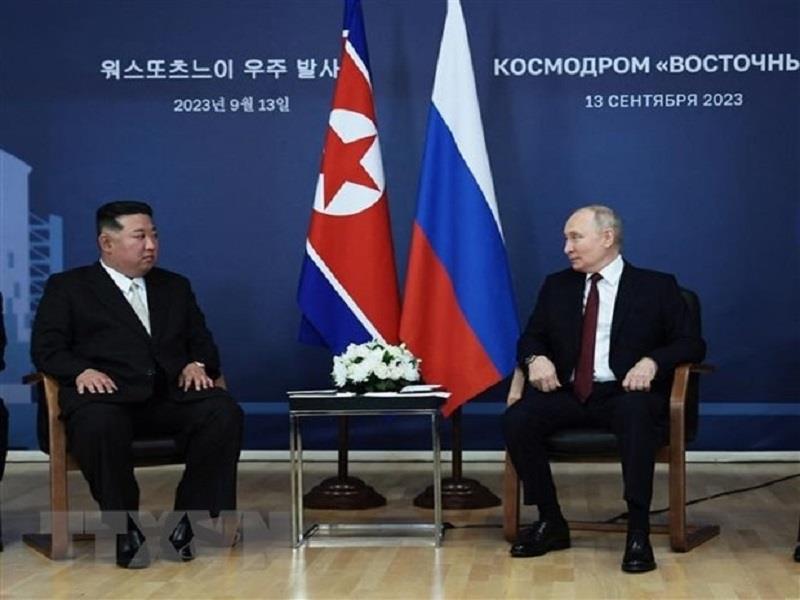 Tổng thống Nga V.Putin (phải) hội đàm với Nhà lãnh đạo Triều Tiên  Kim Jong-un tại sân bay vũ trụ Vostochny, tỉnh Amur thuộc vùng Viễn Đông Nga, ngày 13/9/2023. (Ảnh: AFP/TTXVN)