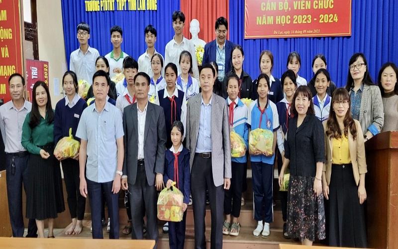 Lãnh đạo huyện Lạc Dương tặng quà động viên các em học sinh Trường PT DTNT THCS huyện Lạc Dương mới chuyển về ngôi trường mới