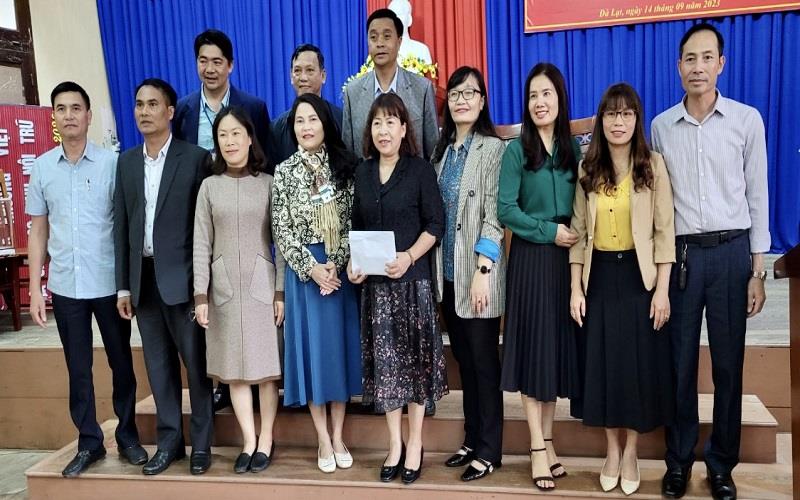 Lãnh đạo huyện Lạc Dương trao tặng Trường PT DTNT THCS và THPT tỉnh Lâm Đồng 50 triệu đồng để nhà trường hỗ trợ thêm đời sống cho học sinh Trường PT DTNT THCS huyện Lạc Dương mới chuyển về môi trường mới