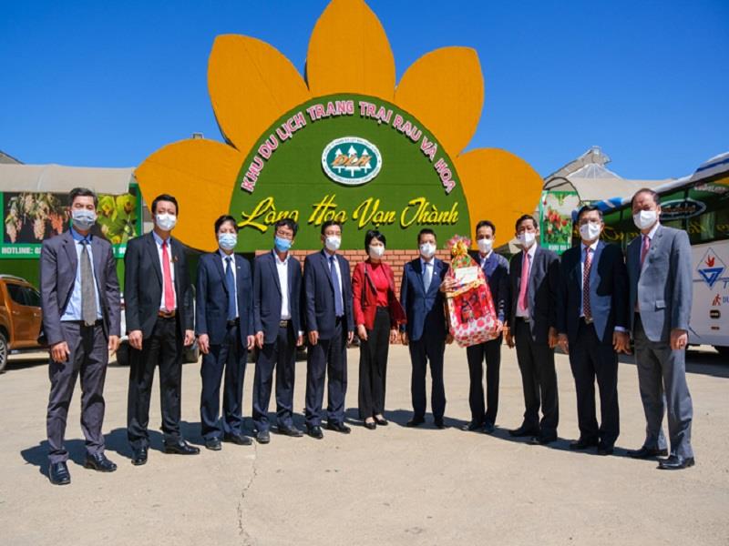 Đồng chí Trần Đức Quận - Bí thư Tỉnh ủy Lâm Đồng dẫn đầu đoàn công tác thăm, tặng quà lãnh đạo, công nhân Công ty TNHH Đà Lạt rau thủy canh tại Làng hoa Vạn Thành, Phường 5, TP Đà Lạt