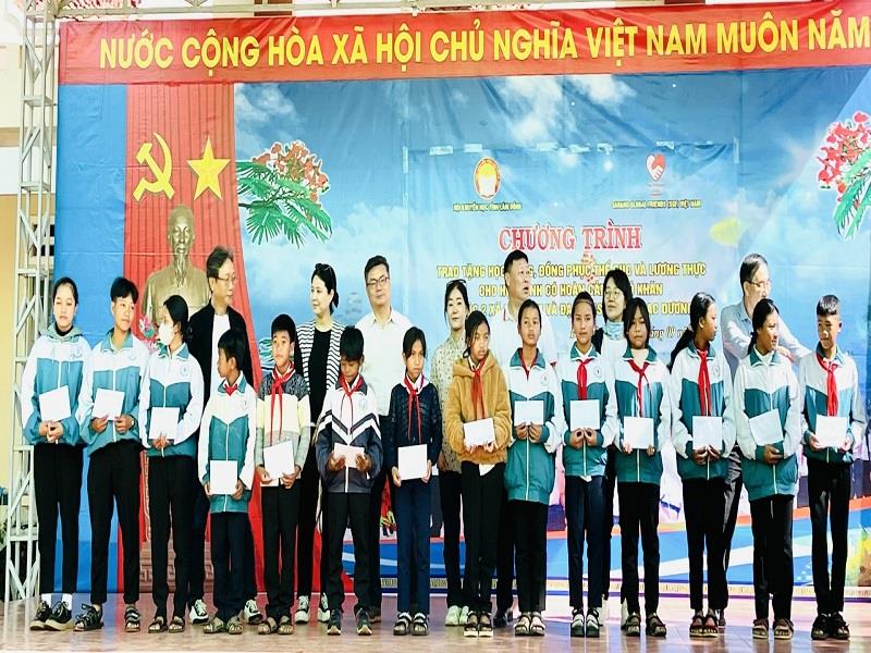 Trao học bổng cho các em học sinh trên địa bàn xã Đạ Nhim
