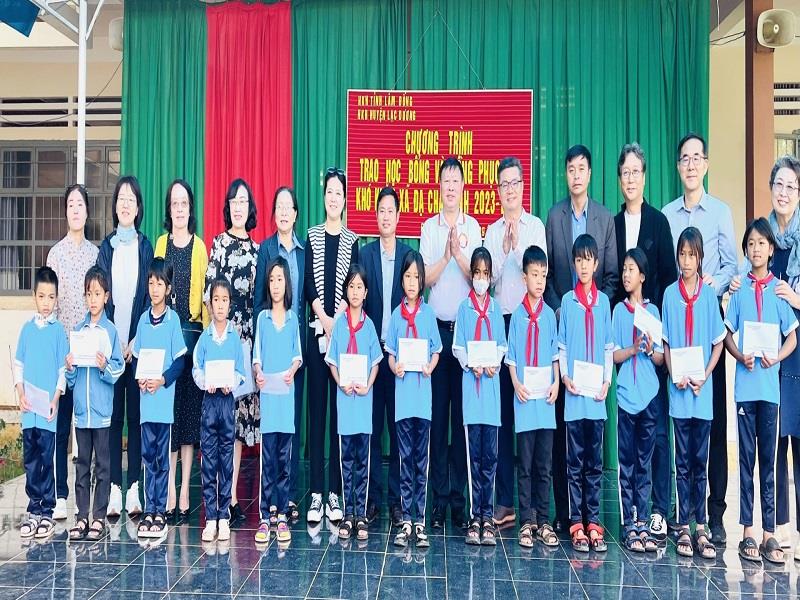 Trao quà và học bổng cho các em học sinh trên địa bàn xã Đạ Chais