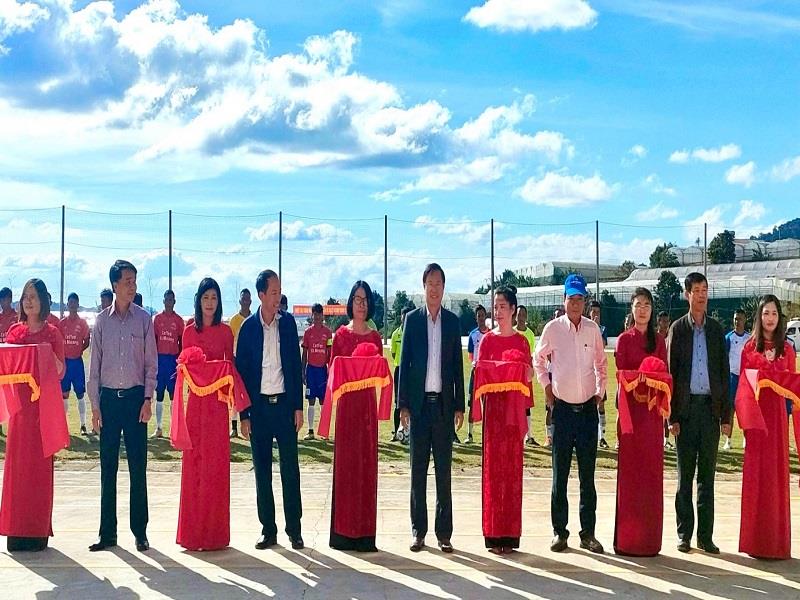 Chủ tịch Ủy ban MTTQ Việt Nam tỉnh Lâm Đồng và lãnh đạo huyện Lạc Dương cắt băng khánh thành sân vận động