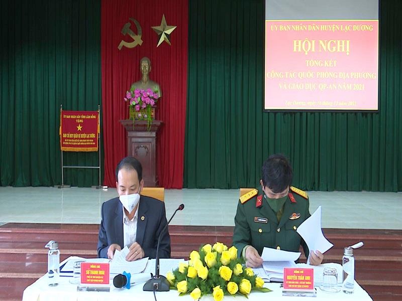 Đồng chí Sử Thanh Hoài - Chủ tịch UBND huyện và Thượng tá Nguyễn Tuấn Anh - Chỉ huy trưởng Ban Chỉ huy quân sự huyện đồng chủ trì hội nghị