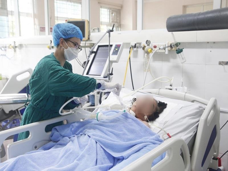 Bệnh nhân có vi khuẩn đa kháng thuốc điều trị tại Khoa hồi sức tích cực chống độc, Bệnh viện Bãi Cháy, Quảng Ninh. Ảnh: BV