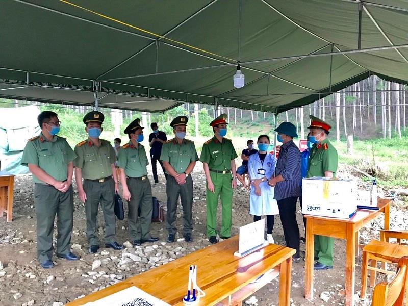 Lãnh đạo công an tỉnh thăm, tặng quà và động viên lực lượng làm nhiệm vụ tại điểm chốt