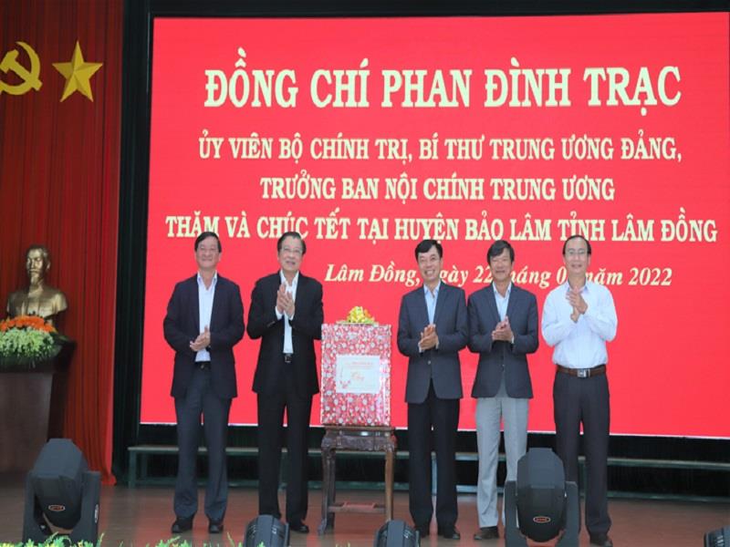 Đồng chí Phan Đình Trạc - Ủy viên Bộ Chính trị, Bí thư Trung ương Đảng, Trưởng Ban Nội chính Trung ương tặng quà tết Đảng bộ, Chính quyền và Nhân dân huyện Bảo Lâm (Ảnh – Khánh Phúc)