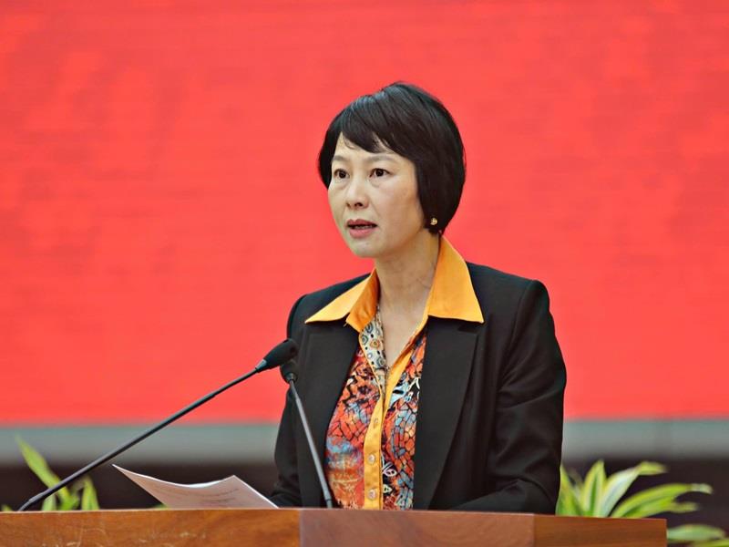 Đồng chí Phạm Thị Phúc - Phó Bí thư Tỉnh uỷ, Chủ tịch HĐND tỉnh trình bày dự thảo báo cáo tổng kết tình hình kinh tế - xã hội, bảo đảm quốc phòng - an ninh, xây dựng Đảng - hệ thống chính trị năm 2024