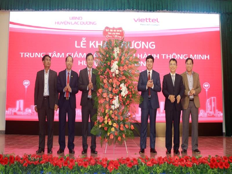 Các đồng chí lãnh đạo tỉnh tặng hoa chúc mừng khai trương Trung tâm Giám sát và Điều hành thông minh huyện Lạc Dương