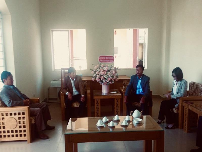 Đồng chí Cil Poh - Phó Chủ tịch UBND huyện (giữa phải ảnh) thăm và chúc mừng tập thể Trung tâm VHTT&TT huyện nhân ngày Báo chí Cách mạng Việt Nam