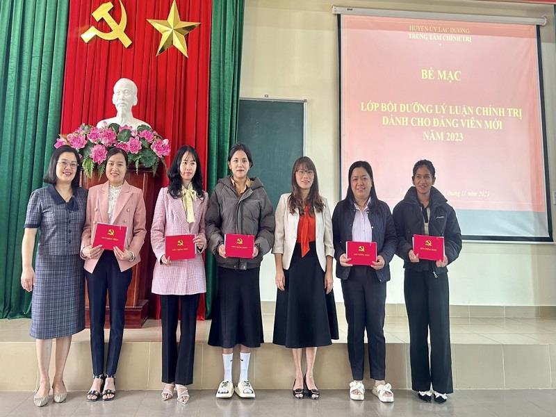 Trao giấy chứng nhận cho các học viên hoàn thành chương trình lớp bồi dưỡng