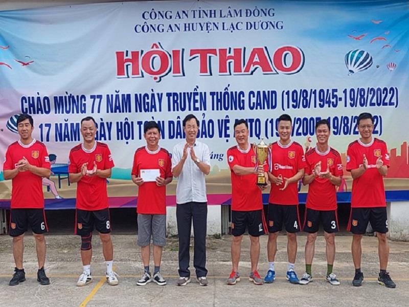 Đồng chí Phạm Triều - Bí thư Huyện ủy, Chủ tịch HĐND huyện Lạc Dương trao cúp vô địch cho đội bóng chuyền Công an huyện