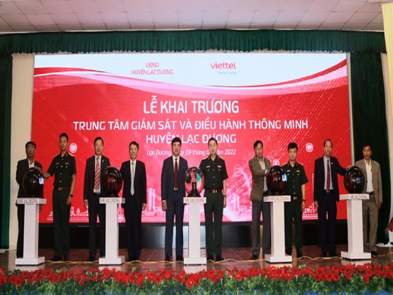 Các đồng chí lãnh đạo tỉnh, lãnh đạo Tập đoàn Công nghiệp - Viễn thông Quân đội cùng lãnh đạo huyện Lạc Dương nhấn nút khai trương Trung tâm Giám sát và Điều hành thông minh huyện Lạc Dương