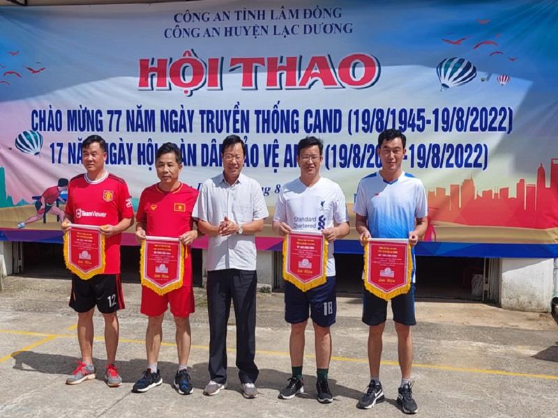 Đồng chí Phạm Triều - Bí thư Huyện ủy, Chủ tịch HĐND huyện Lạc Dương trao cờ lưu niệm cho các đội tham dự giải