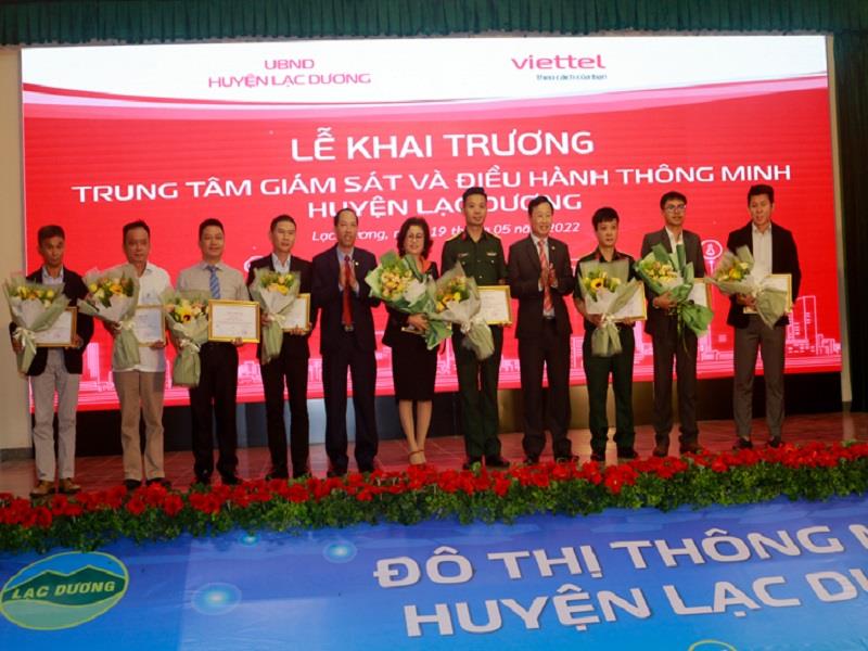 Đồng chí Phạm Triều - Bí thư Huyện ủy và đồng chí Sử Thanh Hoài - Chủ tịch UBND huyện Lạc Dương trao thư cảm ơn và tặng hoa cho các cá nhân, doanh nghiệp đồng hành trong quá trình chuyển đổi số và xây dựng đô thị thông minh