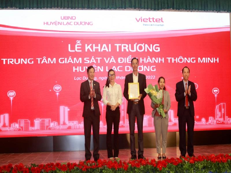 Đồng chí Phạm Triều - Bí thư Huyện ủy và đồng chí Sử Thanh Hoài - Chủ tịch UBND huyện Lạc Dương trao quyết định và tặng hoa chúc mừng Câu lạc bộ OCOP