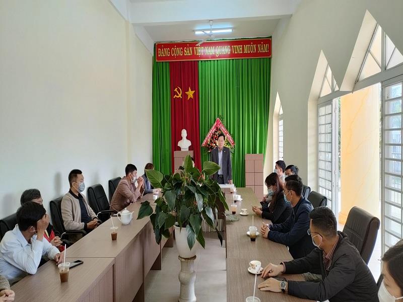 Đ/c Bí thư Huyện ủy chúc mừng tập thể cán bộ, viên chức Trung tâm VHTT&TT huyện nhân Ngày Báo chí Cách mạng Việt Nam
