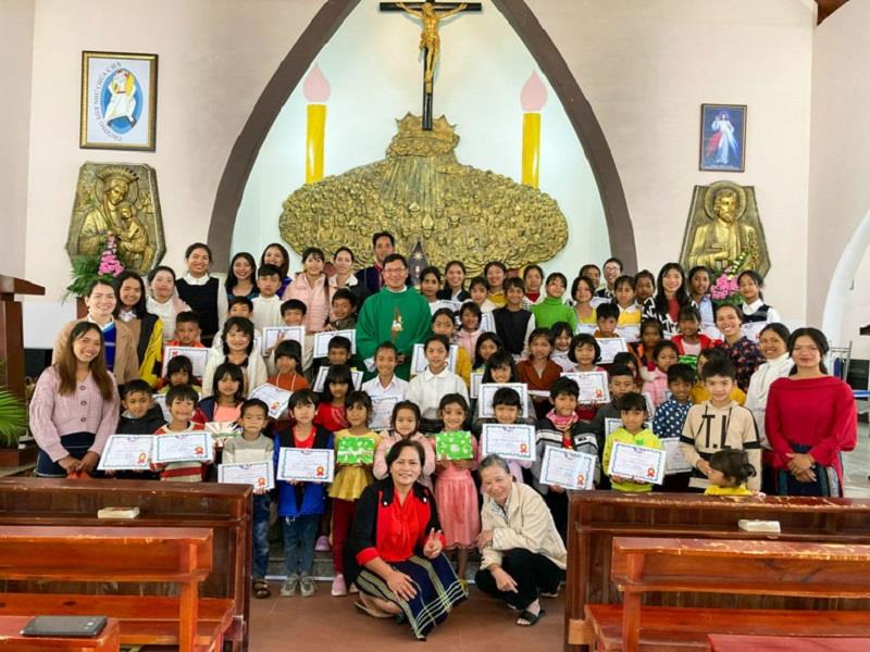 Giáo xứ Păng Tiêng khen thưởng, động viên các em học sinh có kết quả học tập tốt.