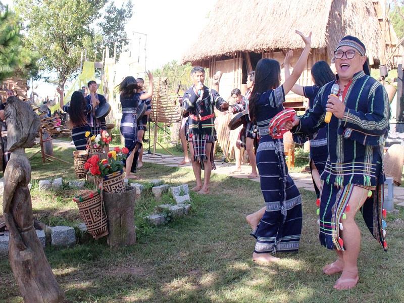 Những chàng trai, cô gái trẻ người K’Ho trình diễn văn nghệ tại Không gian triển lãm nghệ thuật Thiên đường Tây Nguyên