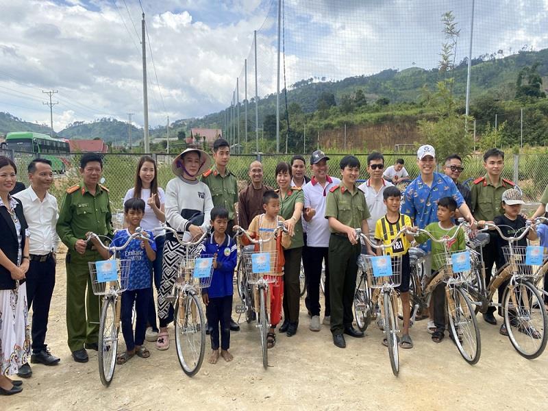 Trao tặng xe đạp cho học sinh có hoàn cảnh khó khăn ở thôn Păng Tiêng Ruộng, xã Lát, huyện Lạc Dương
